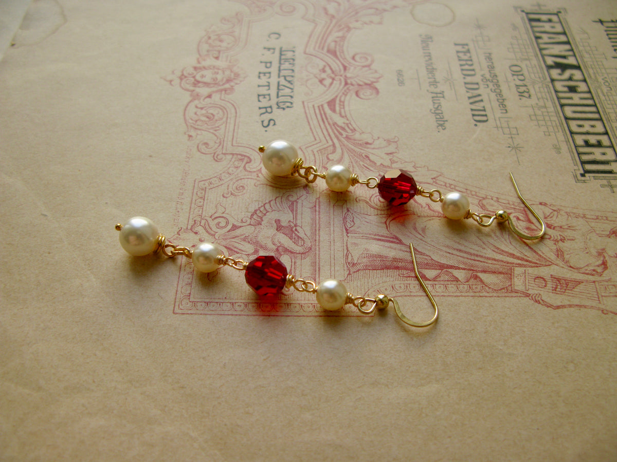 Queen of Hearts medium pearl earrings