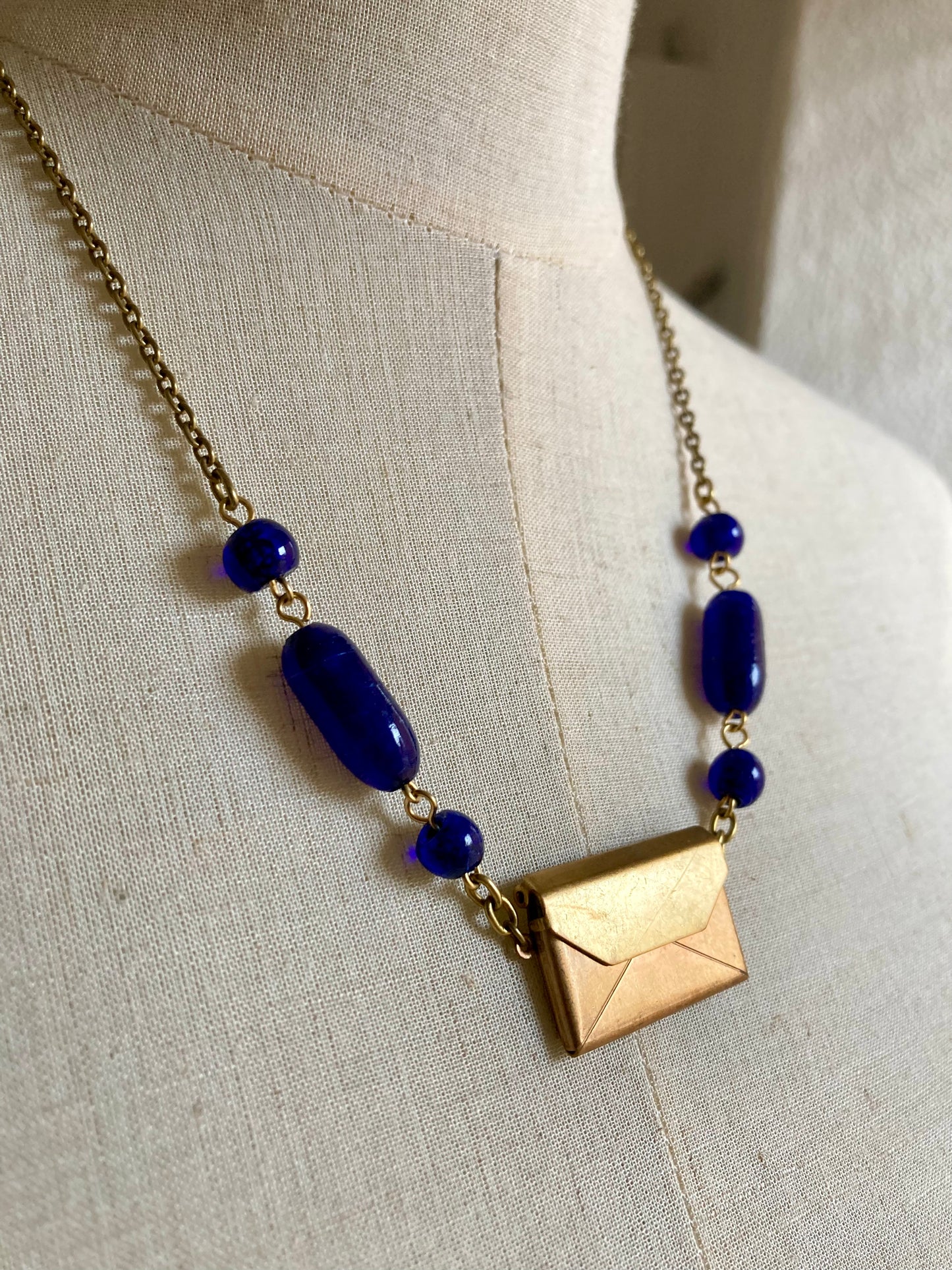 Par Avion necklace in navy