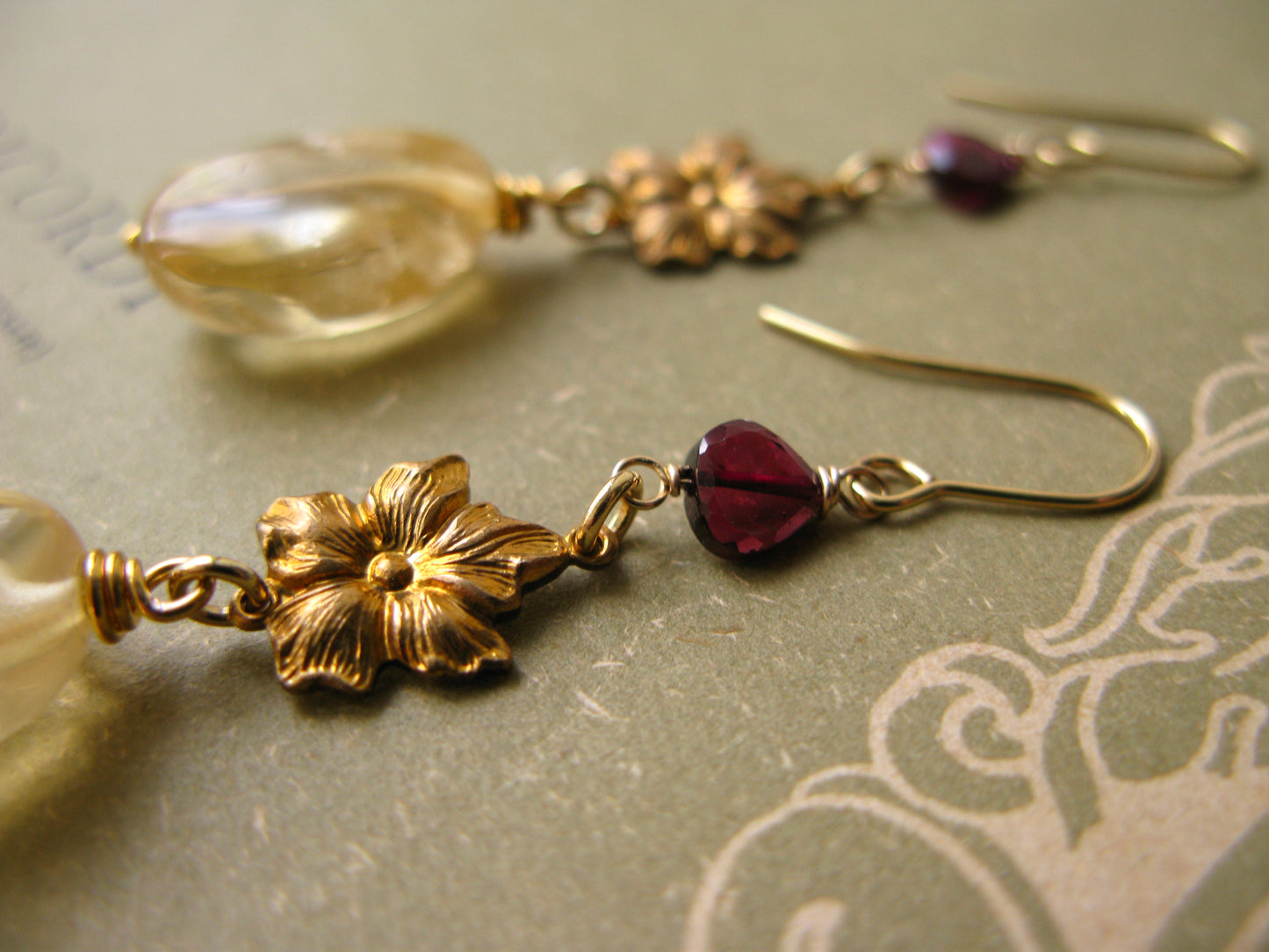 Queen Flora medium earrings