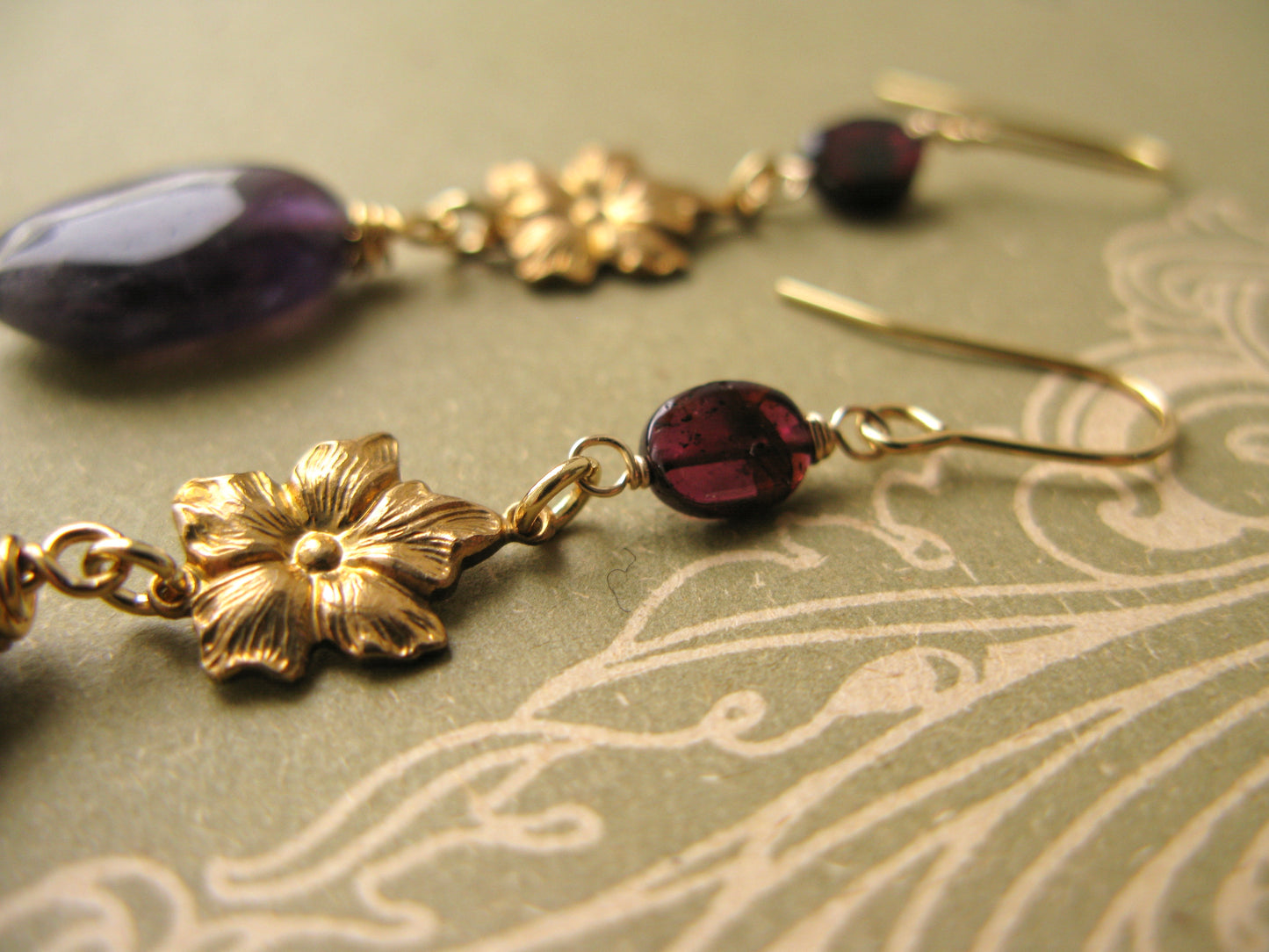 Queen Flora medium earrings in amethyst