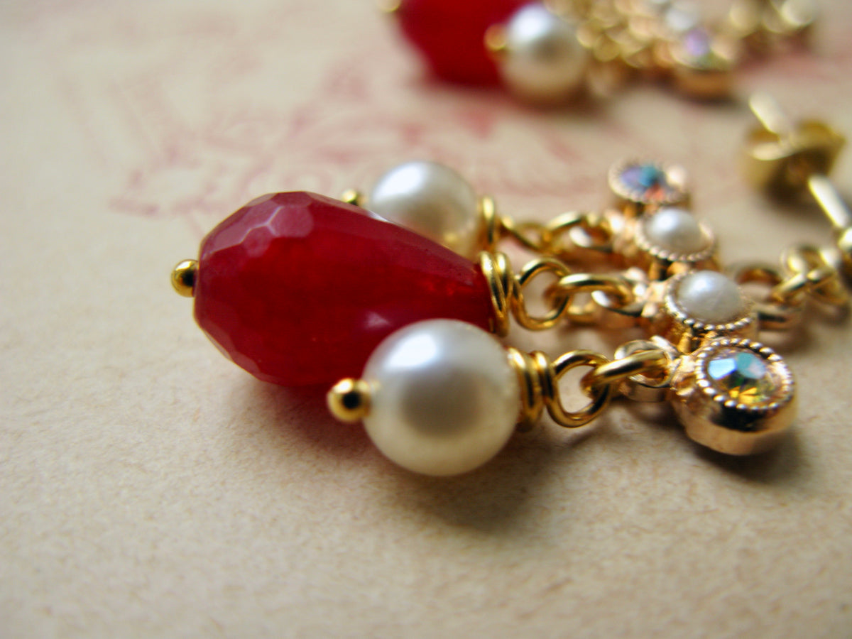 Queen of Hearts short pearl earrings