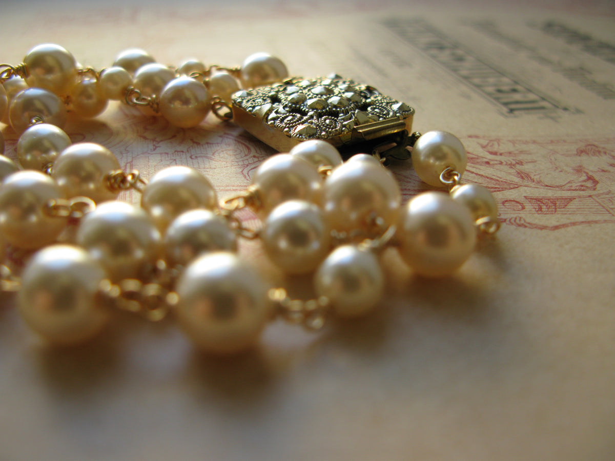 Queen of Hearts pearl bracelet in champagne