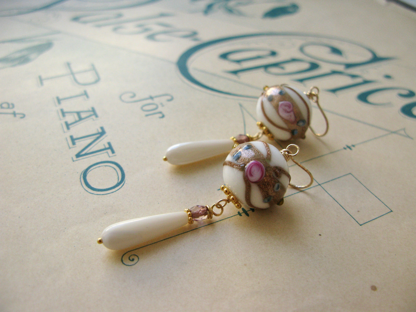 Lily earrings in cream