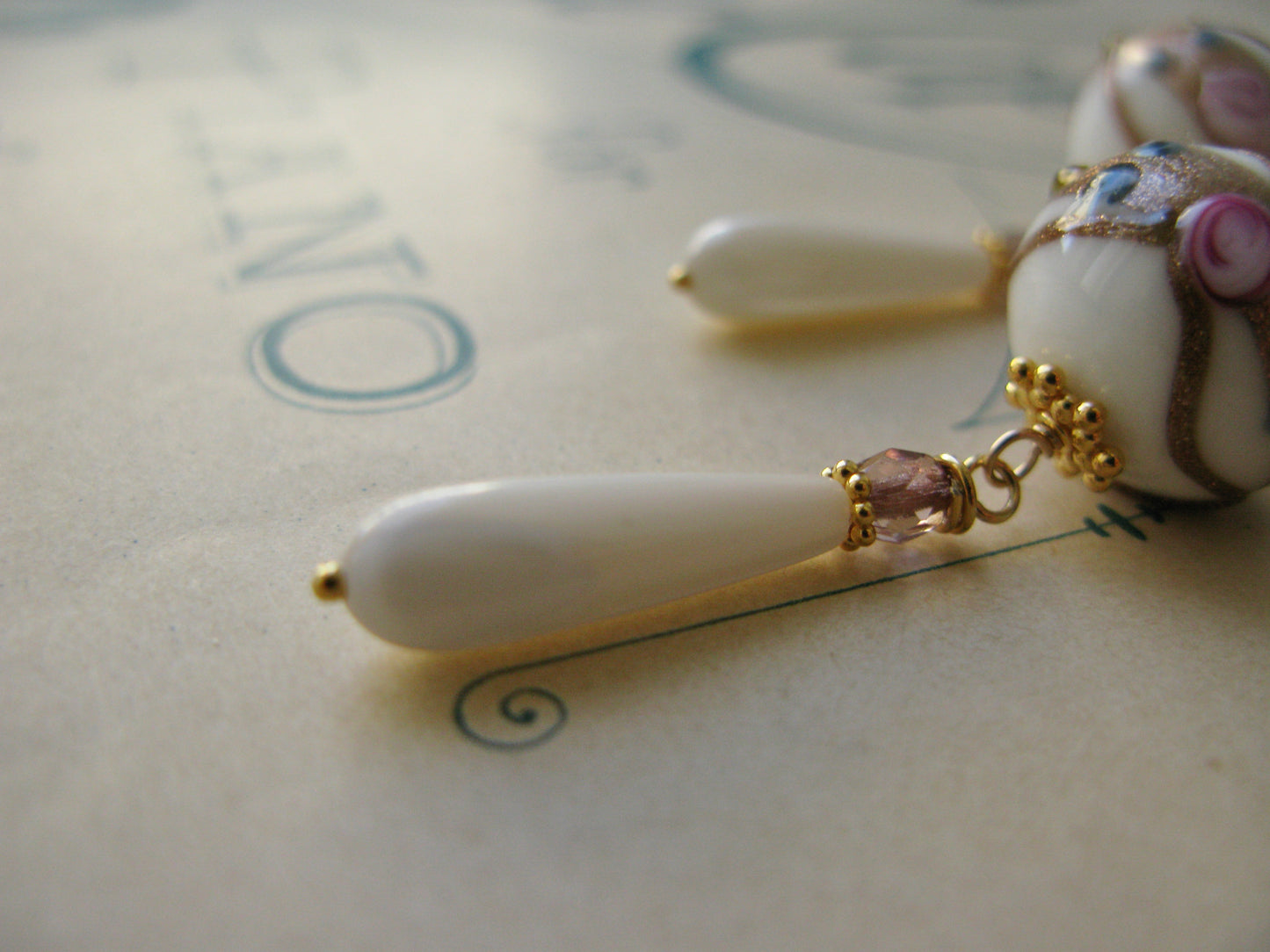 Lily earrings in cream