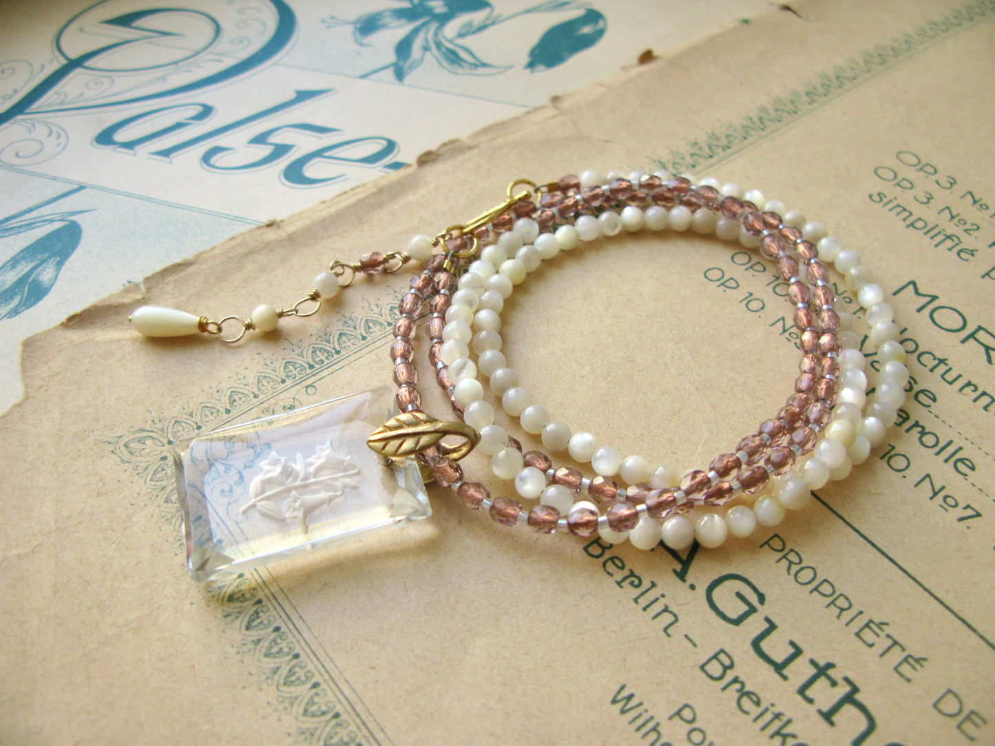 Lily necklace in rosy