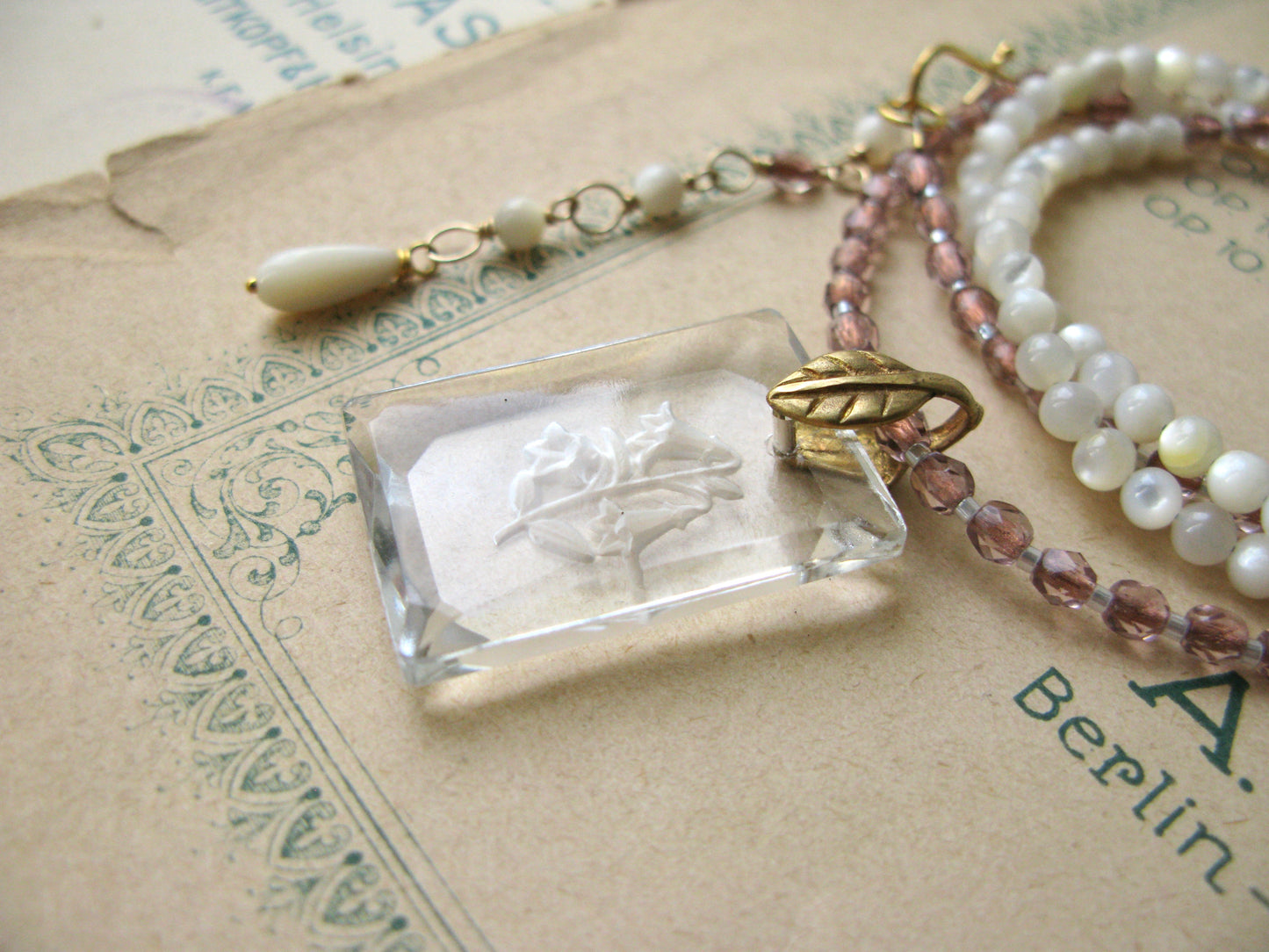 Lily necklace in rosy