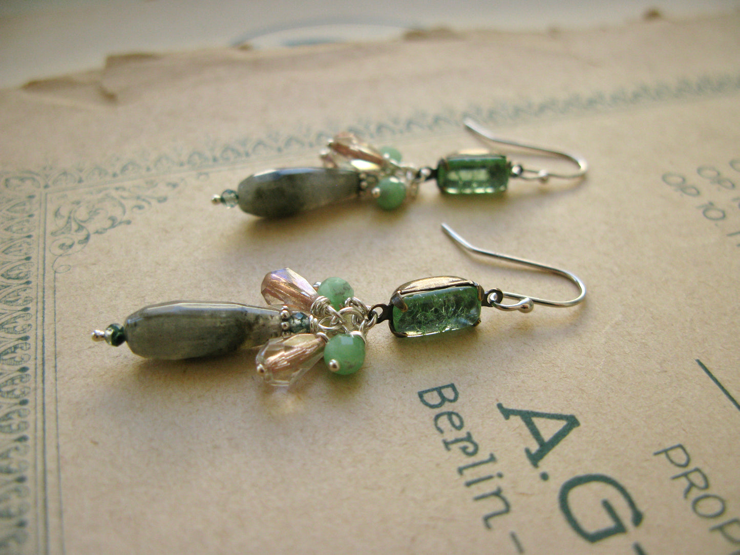 Magnolia midi earrings in green