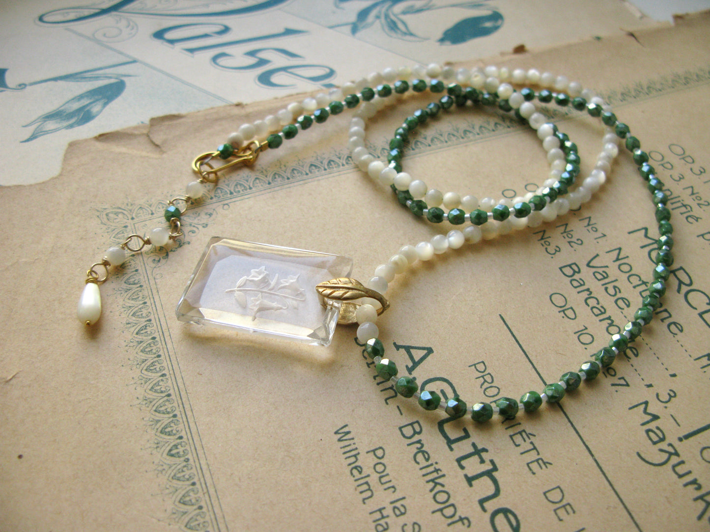 Lily necklace in green