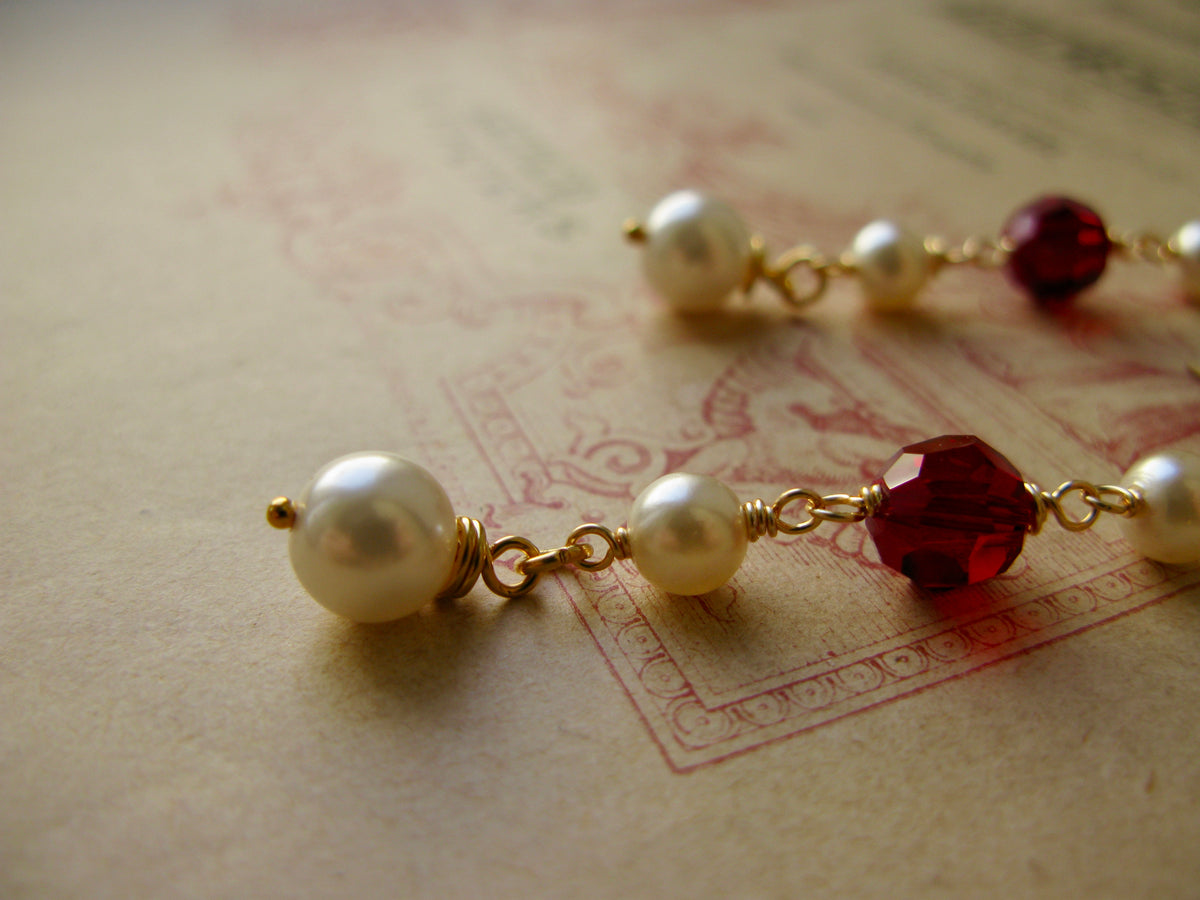 Queen of Hearts medium pearl earrings