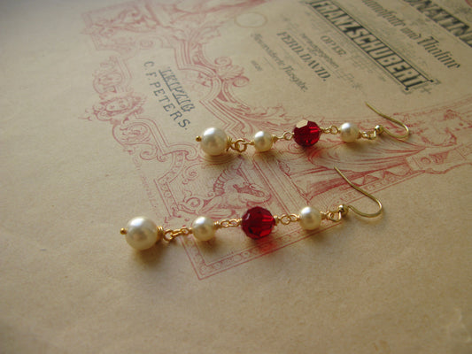 Queen of Hearts medium pearl earrings