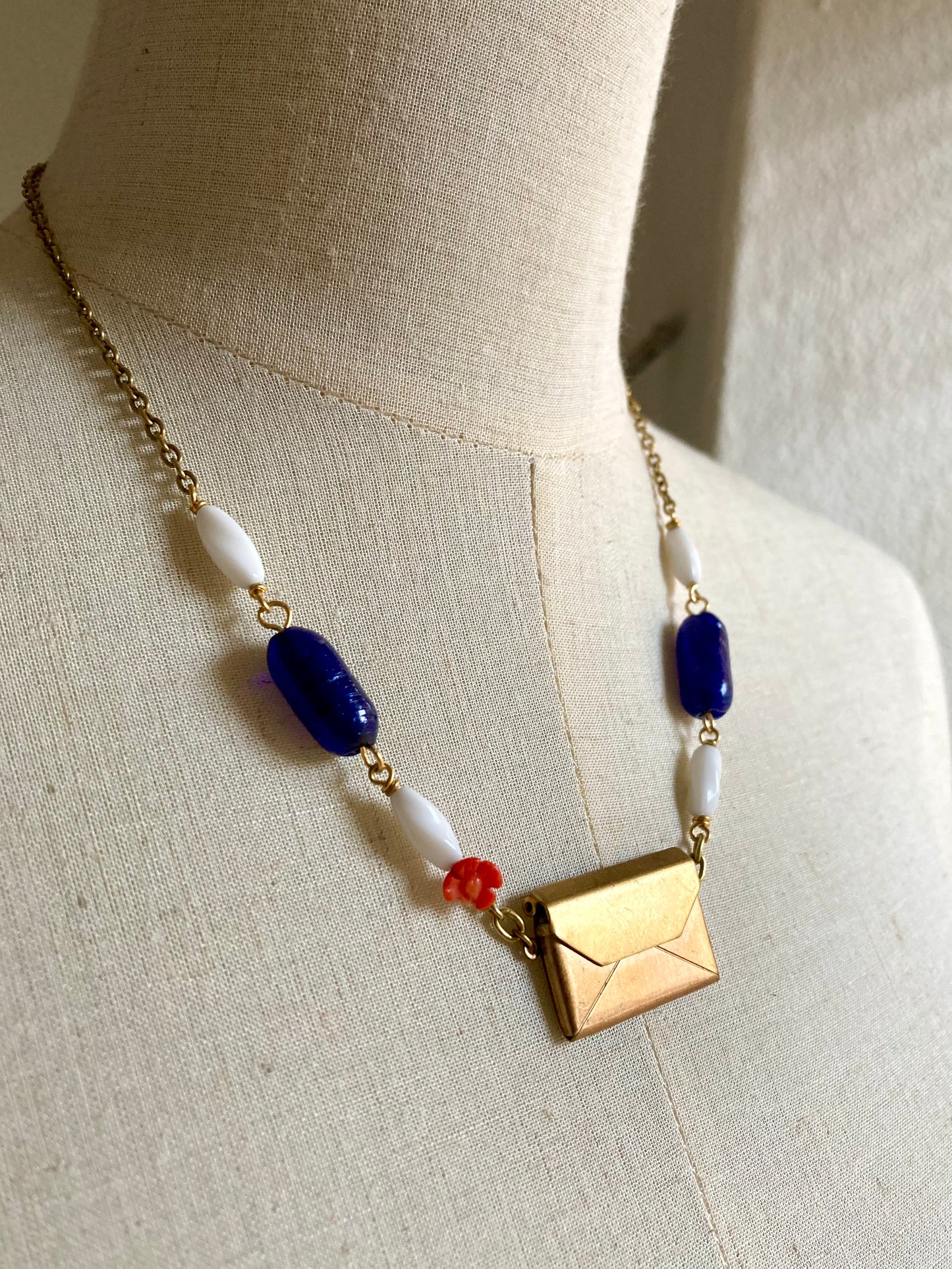 Par Avion necklace in tricolore