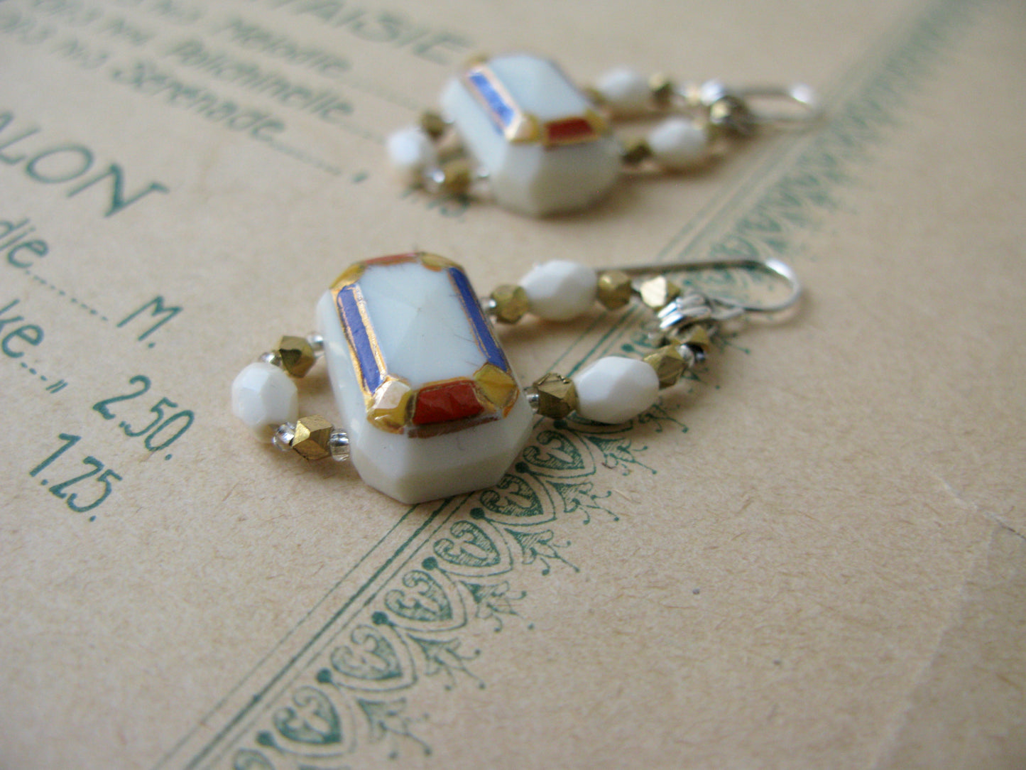 Voyage earrings in white