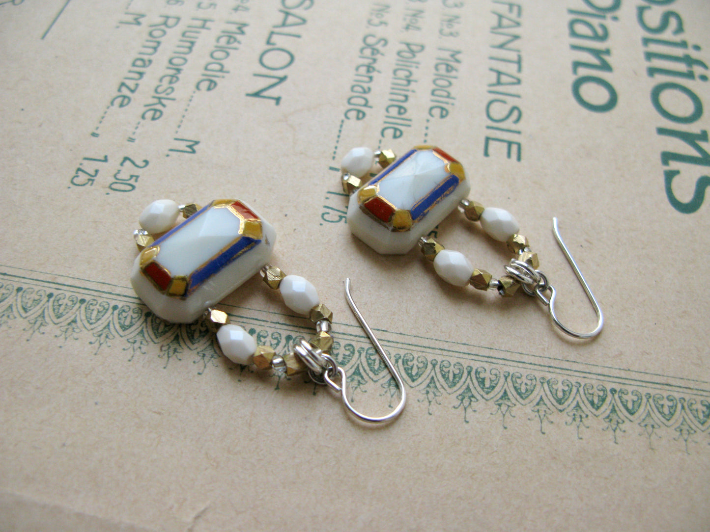 Voyage earrings in white