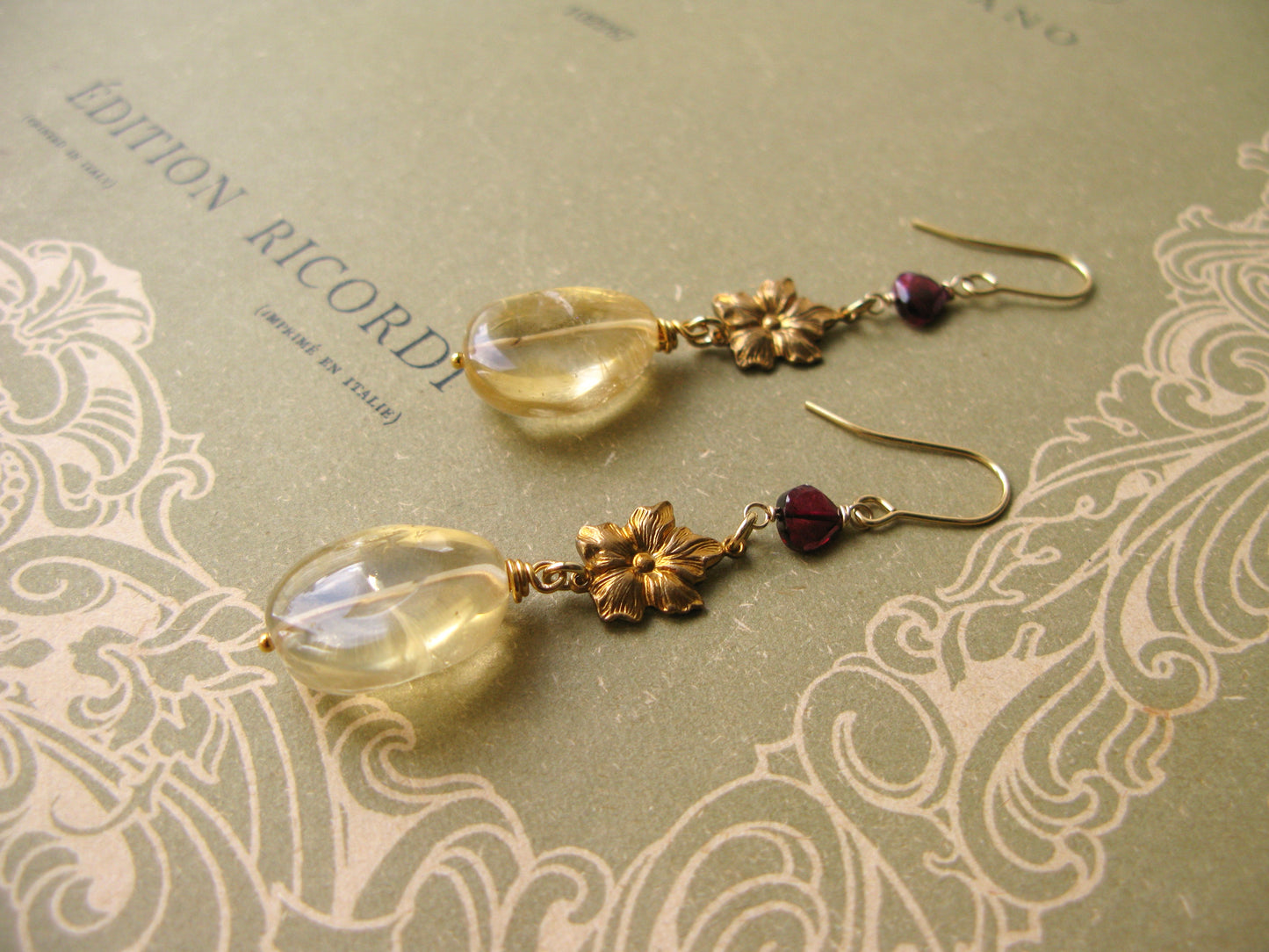 Queen Flora medium earrings