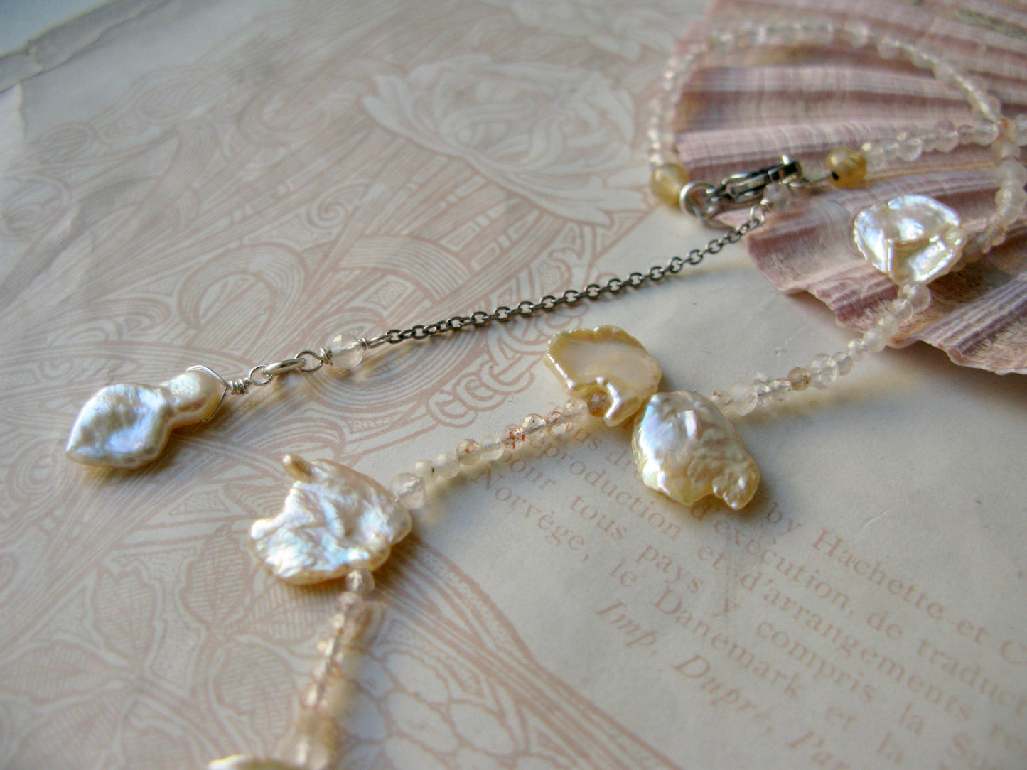 Aphrodite pearl necklace