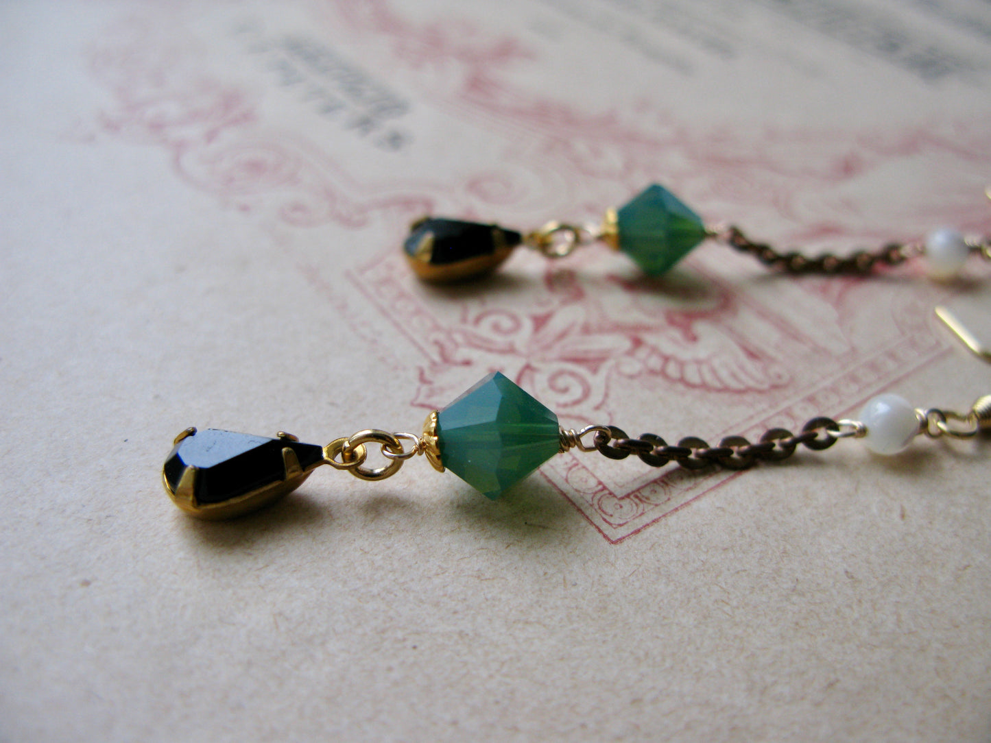 Deco earrings in black & green