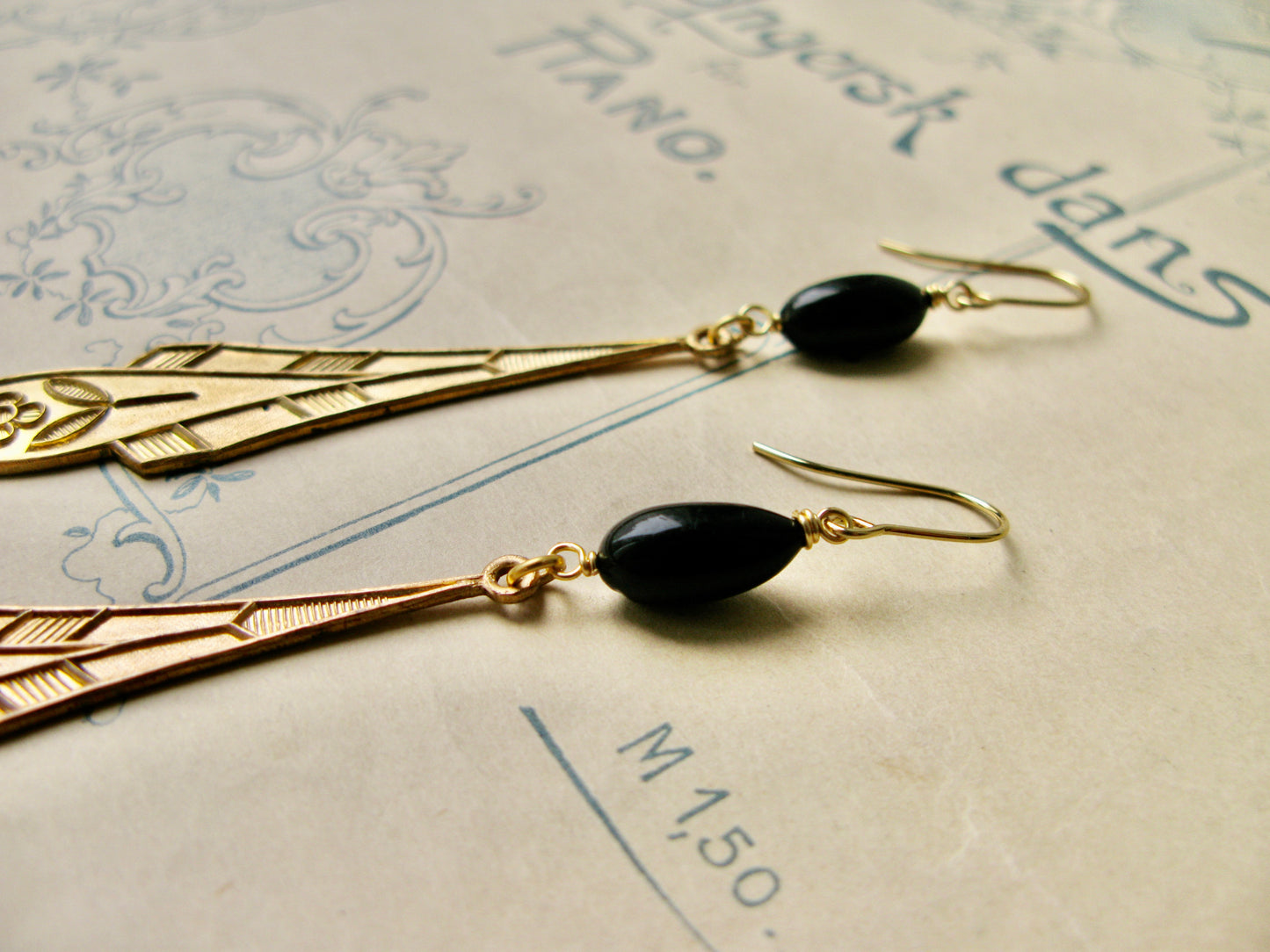 Plume earrings in black