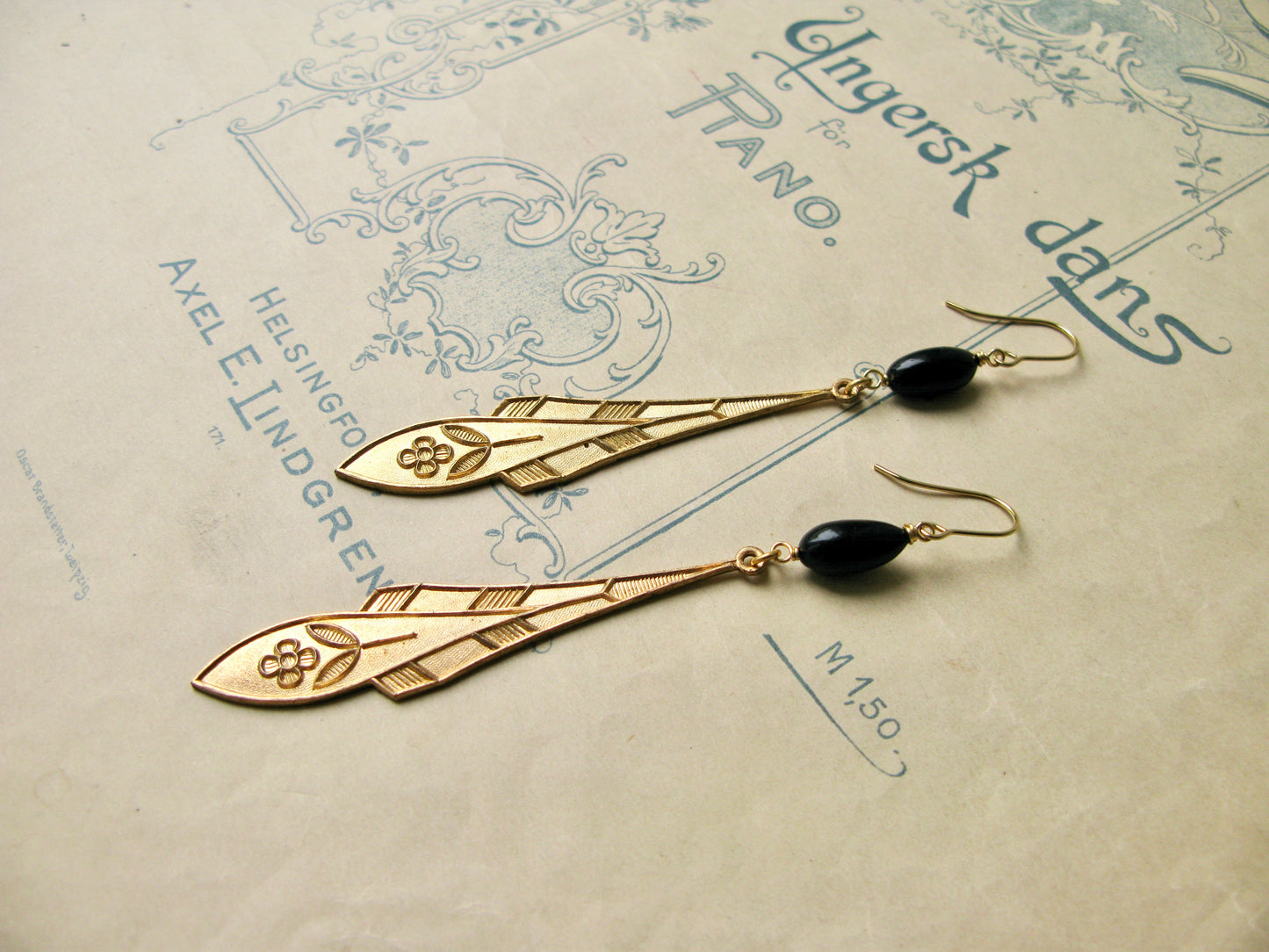 Plume earrings in black