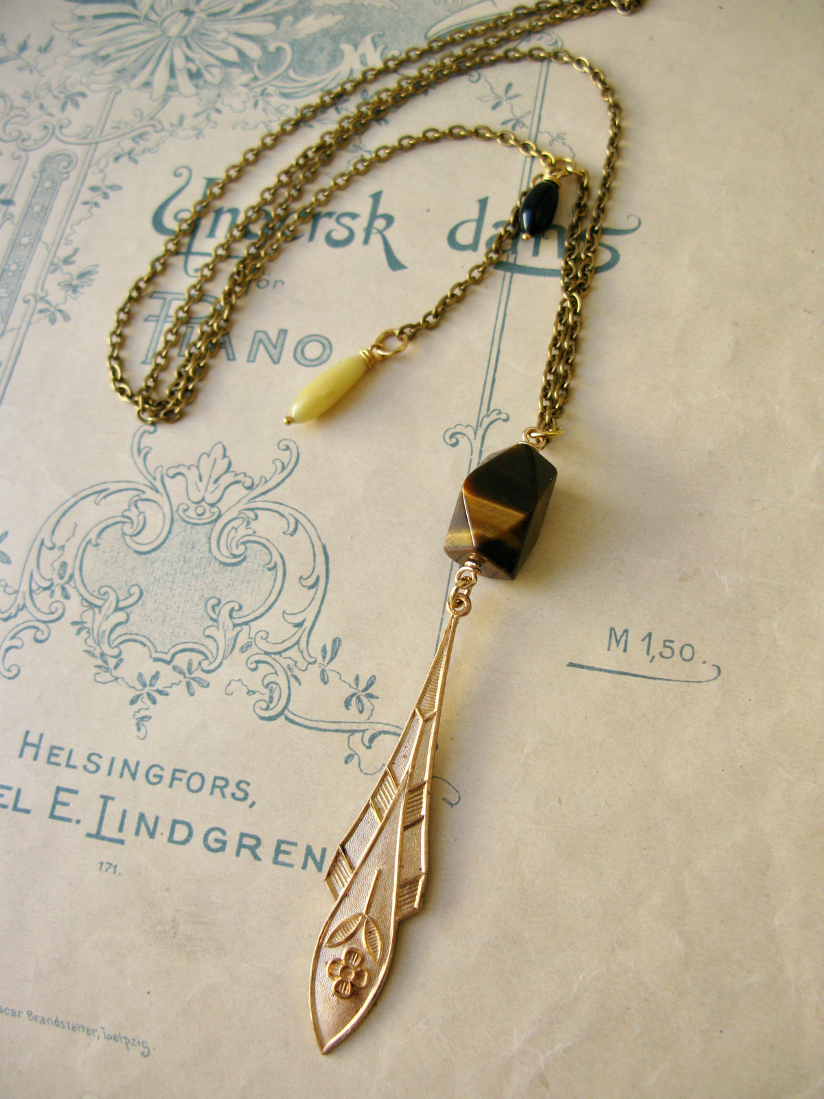 Plume necklace in tiger eye
