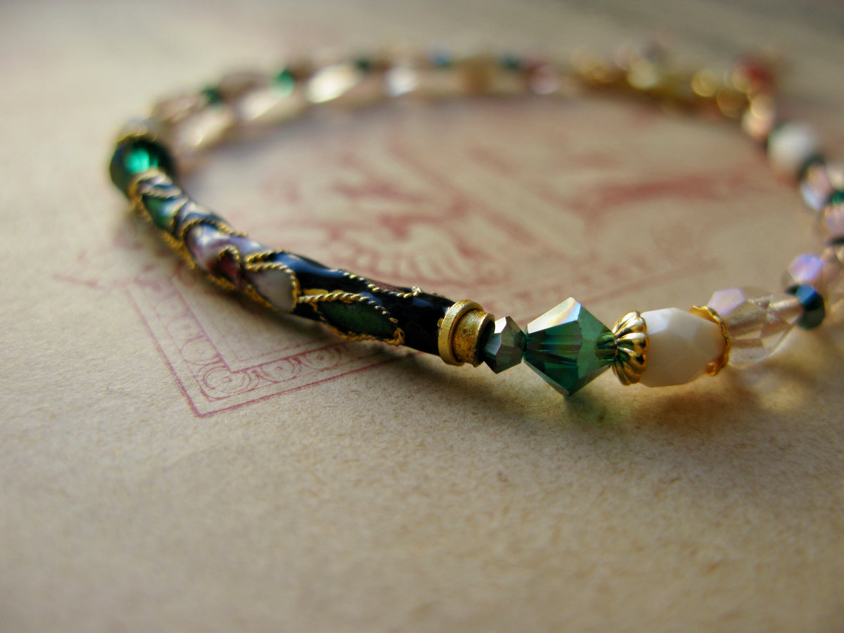 Suits single bracelet in champagne