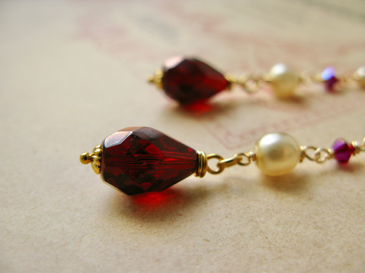 Queen of Hearts medium pearl earrings