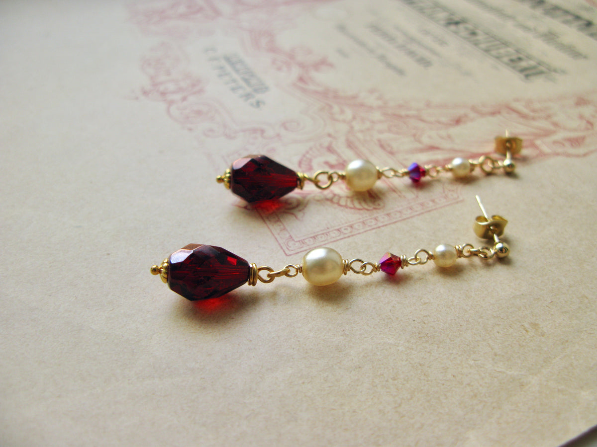 Queen of Hearts medium pearl earrings