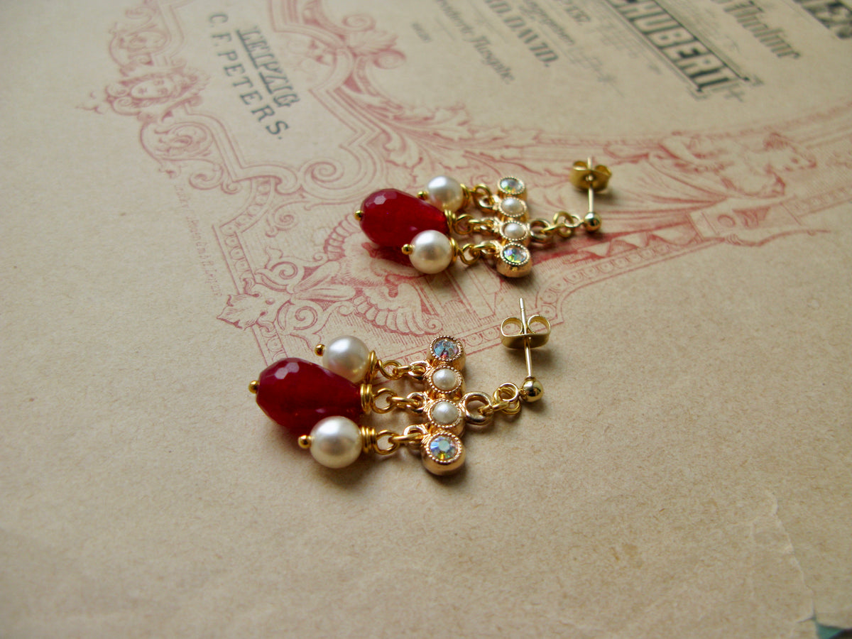 Queen of Hearts short pearl earrings