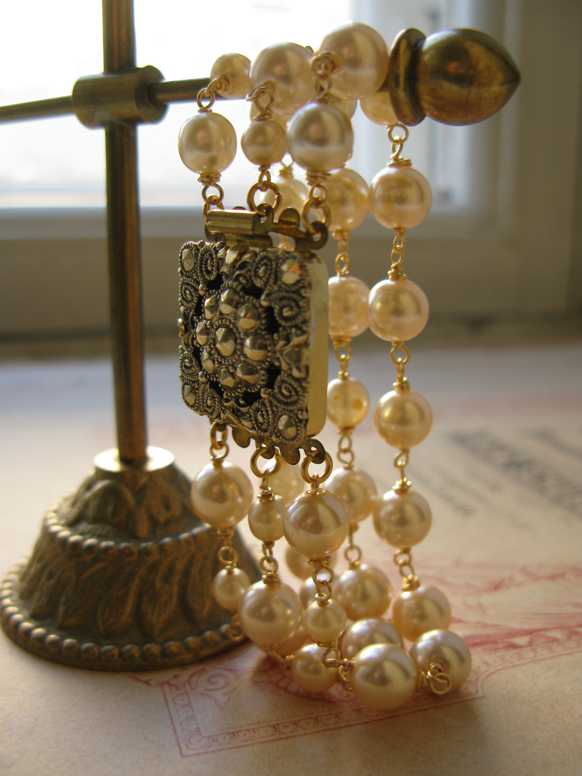 Queen of Hearts pearl bracelet in champagne