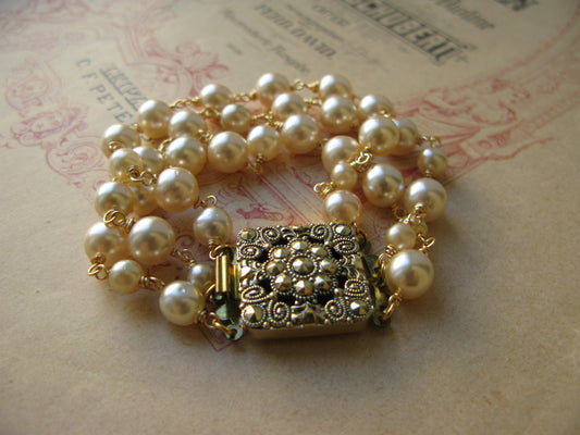 Queen of Hearts pearl bracelet in champagne