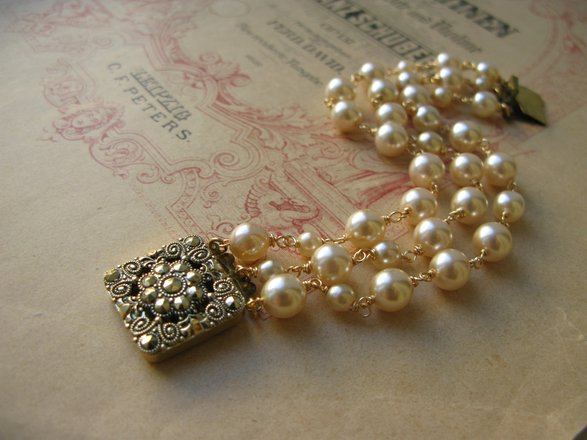 Queen of Hearts pearl bracelet in champagne