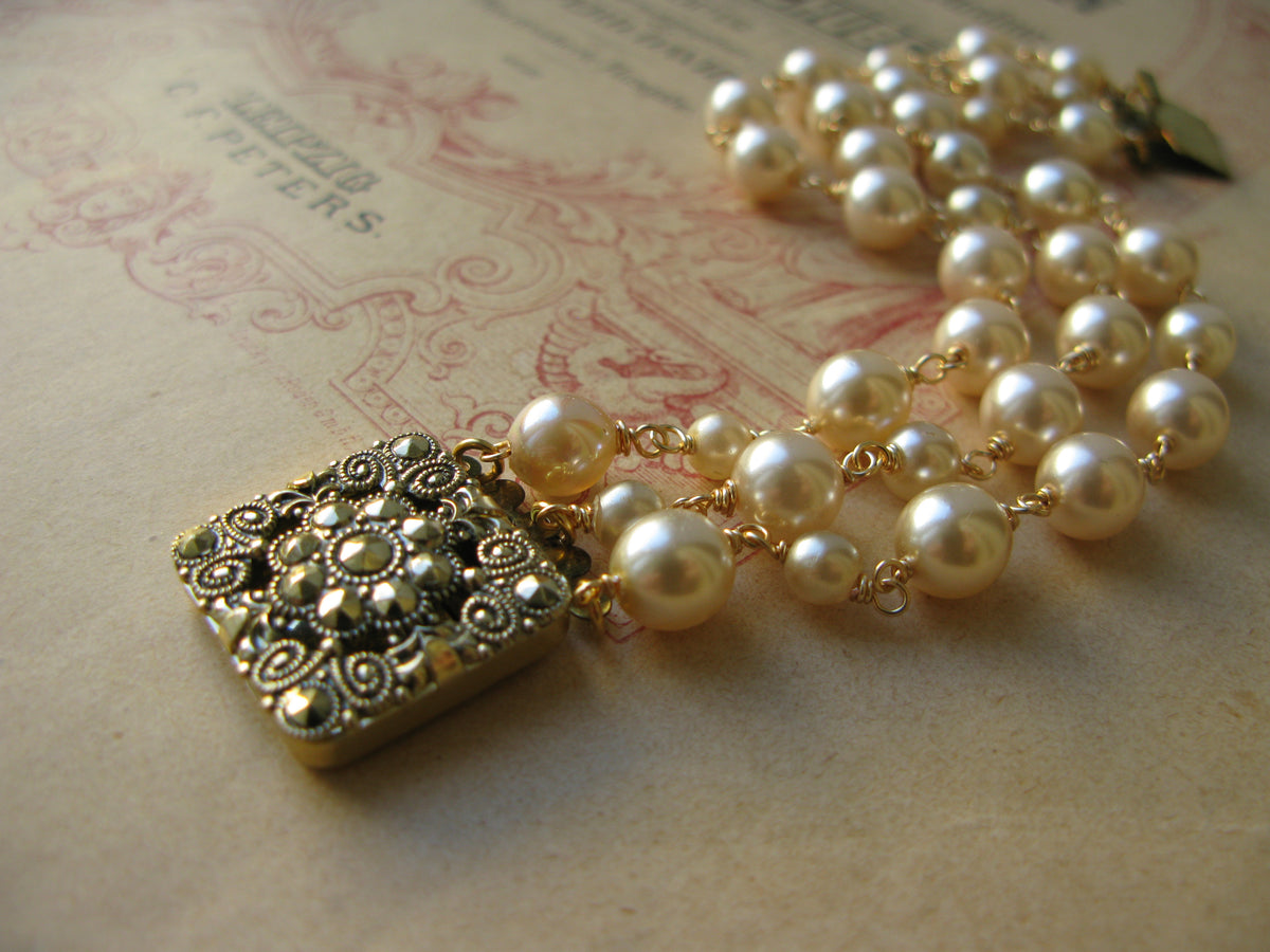 Queen of Hearts pearl bracelet in champagne