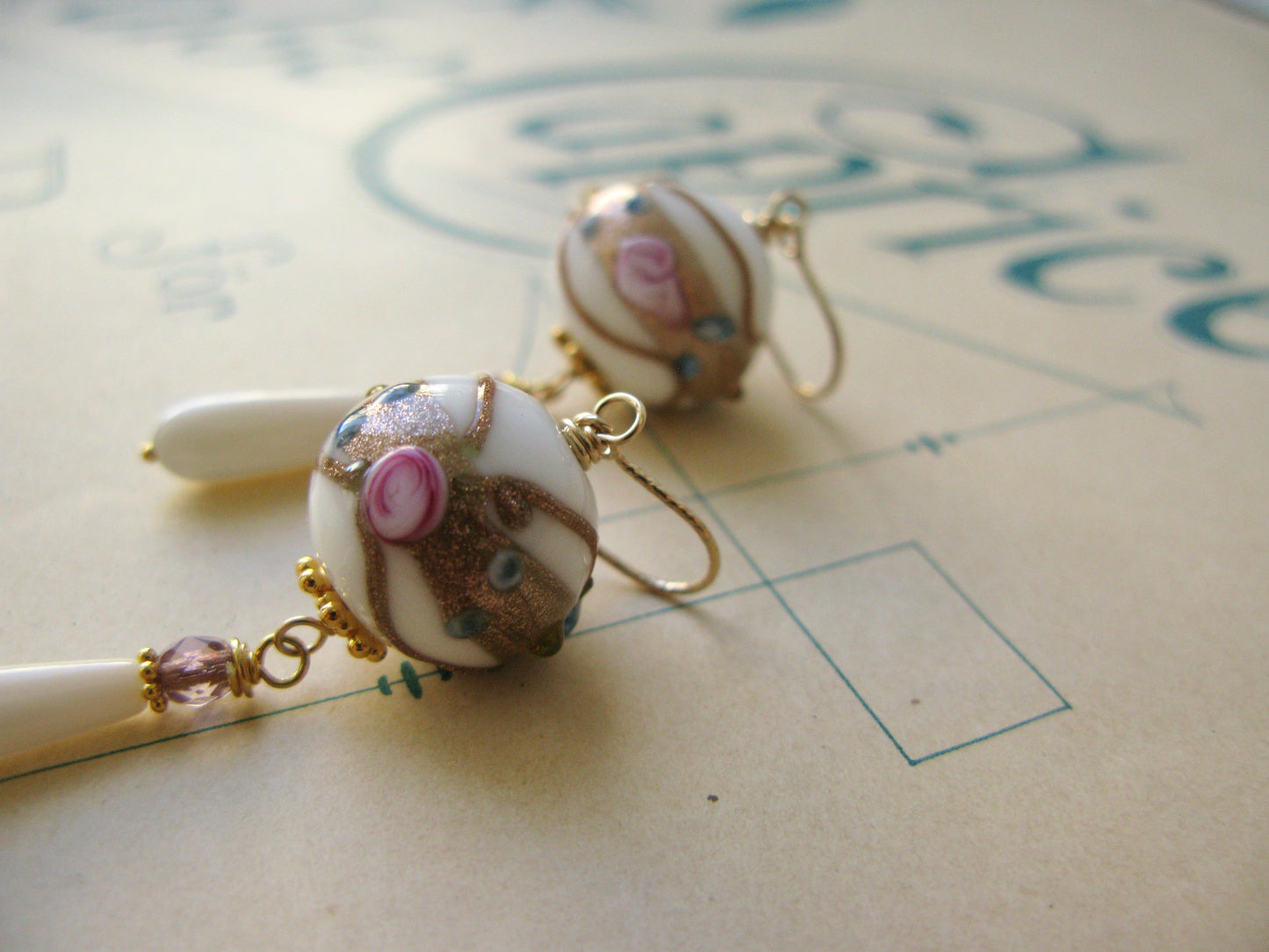Lily earrings in cream