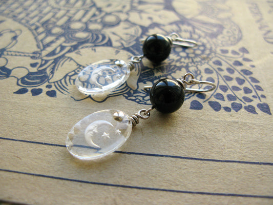 Smiling Moon earrings in black onyx