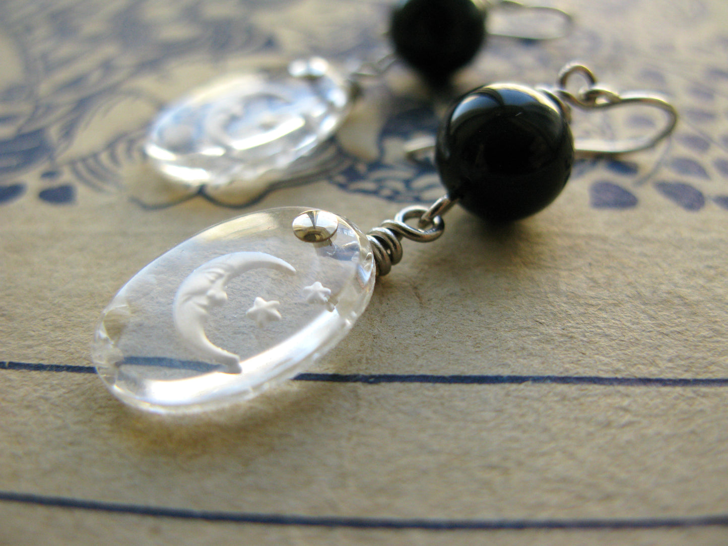 Smiling Moon earrings in black onyx