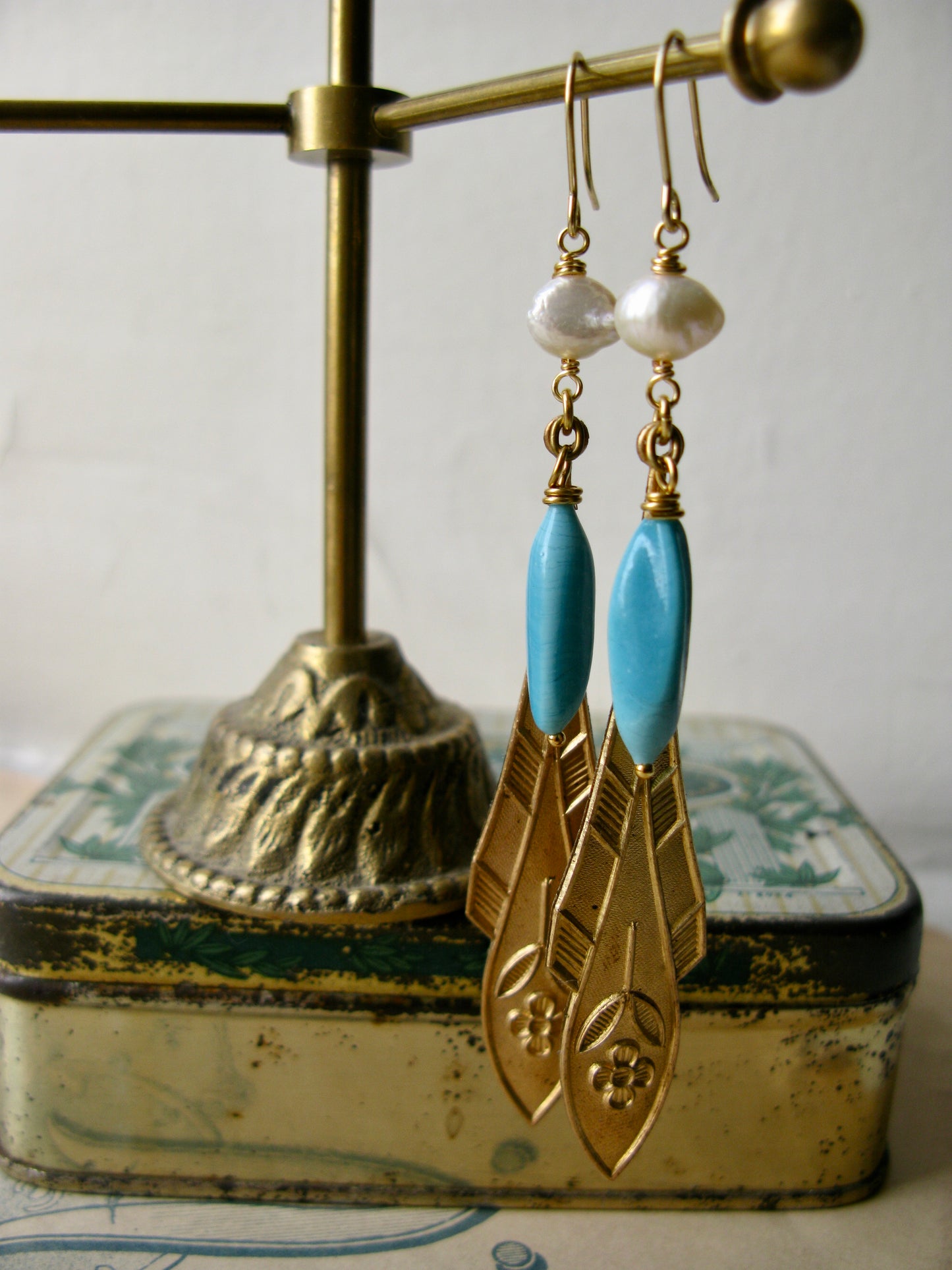 Plume earrings in aqua
